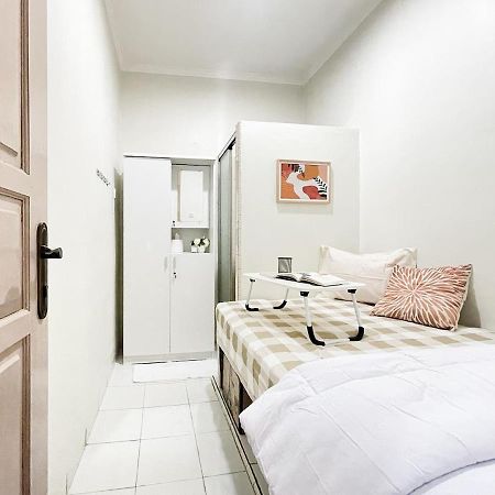 Kos Awany Coliving Albergue Yakarta Exterior foto