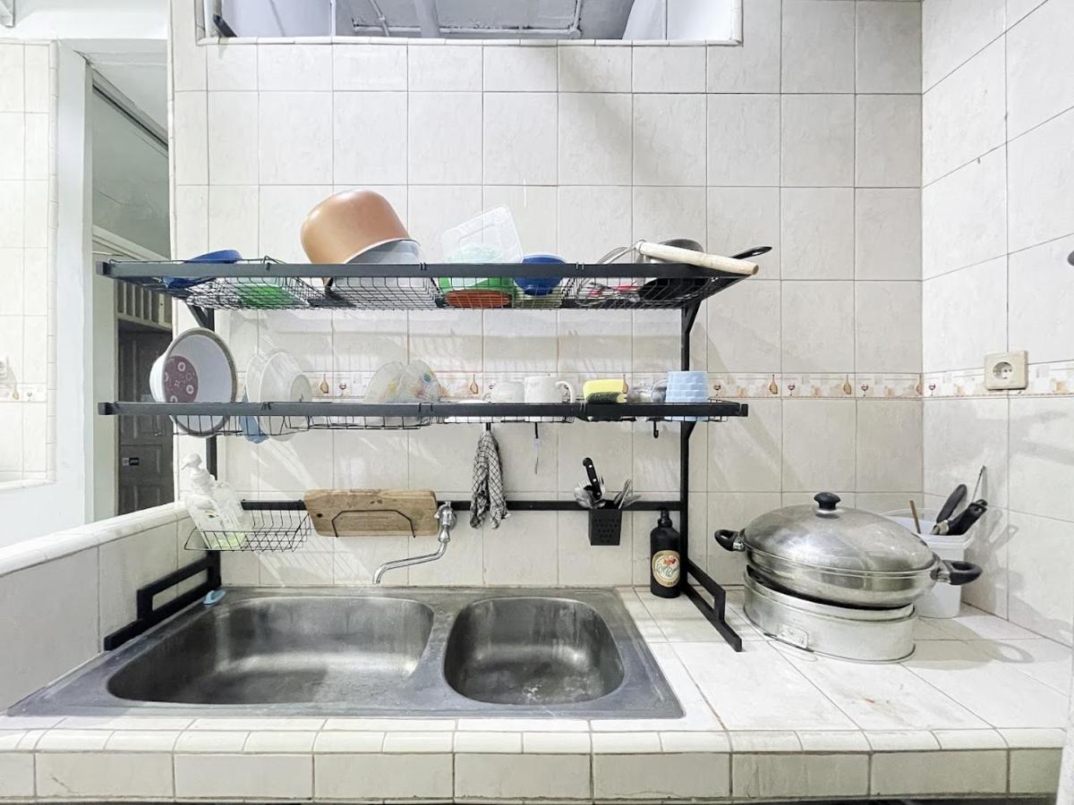 Kos Awany Coliving Albergue Yakarta Exterior foto