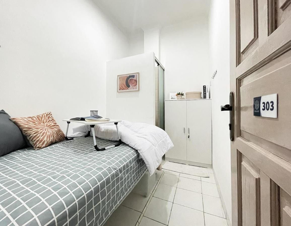 Kos Awany Coliving Albergue Yakarta Exterior foto