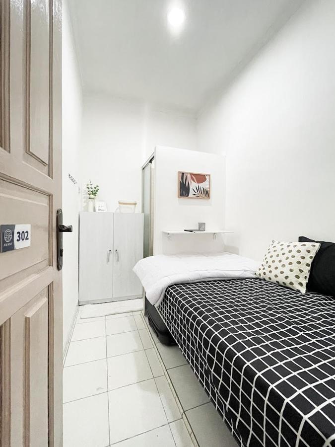 Kos Awany Coliving Albergue Yakarta Exterior foto