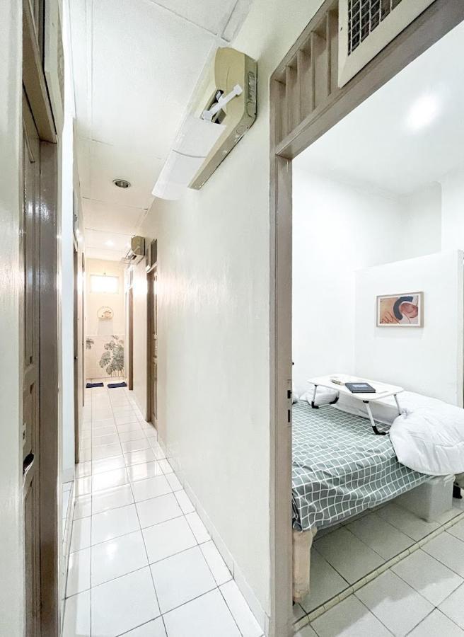Kos Awany Coliving Albergue Yakarta Exterior foto
