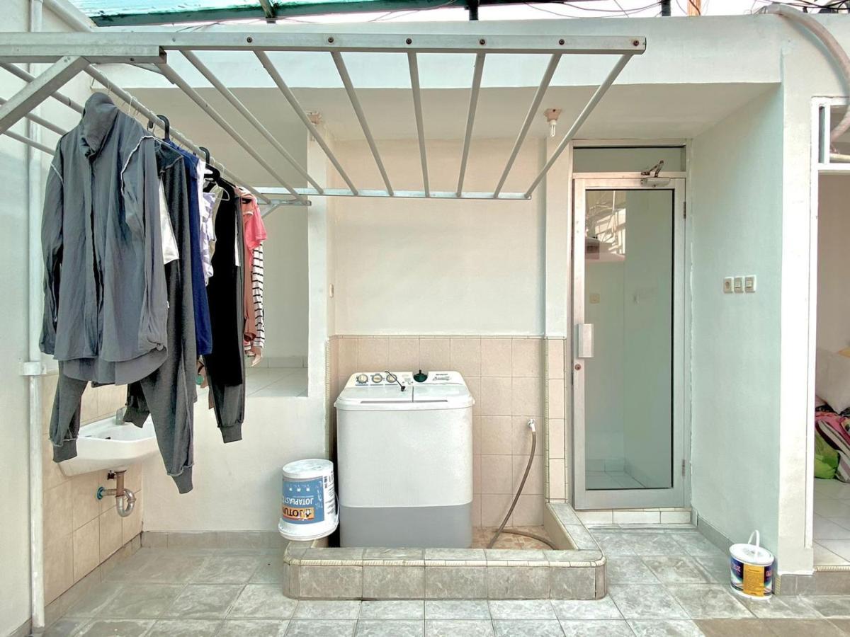 Kos Awany Coliving Albergue Yakarta Exterior foto