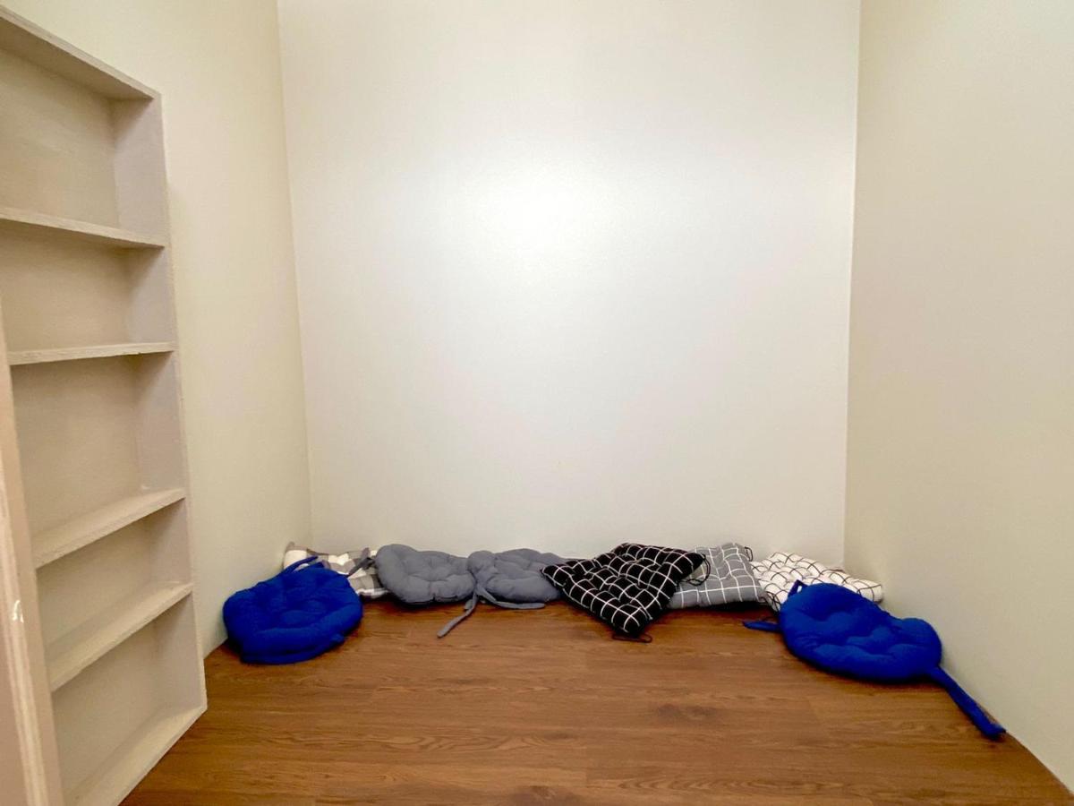 Kos Awany Coliving Albergue Yakarta Exterior foto