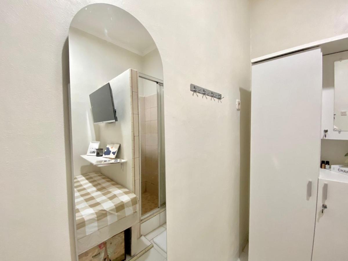 Kos Awany Coliving Albergue Yakarta Exterior foto