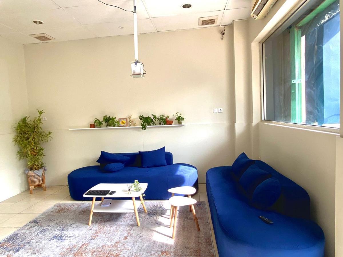 Kos Awany Coliving Albergue Yakarta Exterior foto