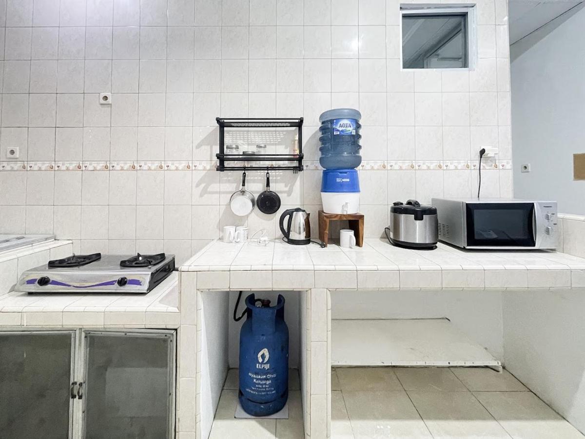 Kos Awany Coliving Albergue Yakarta Exterior foto