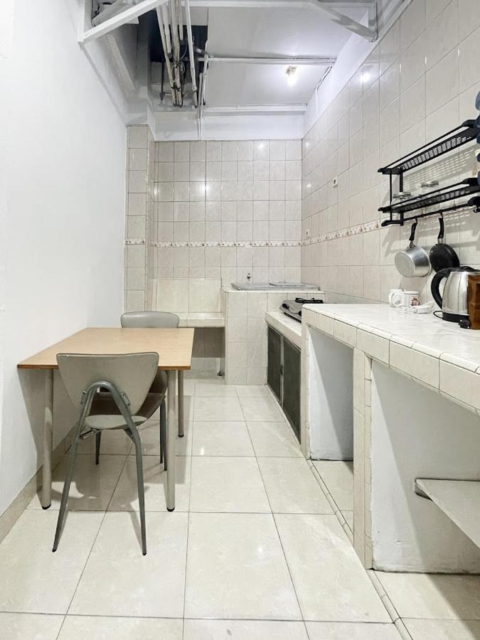Kos Awany Coliving Albergue Yakarta Exterior foto