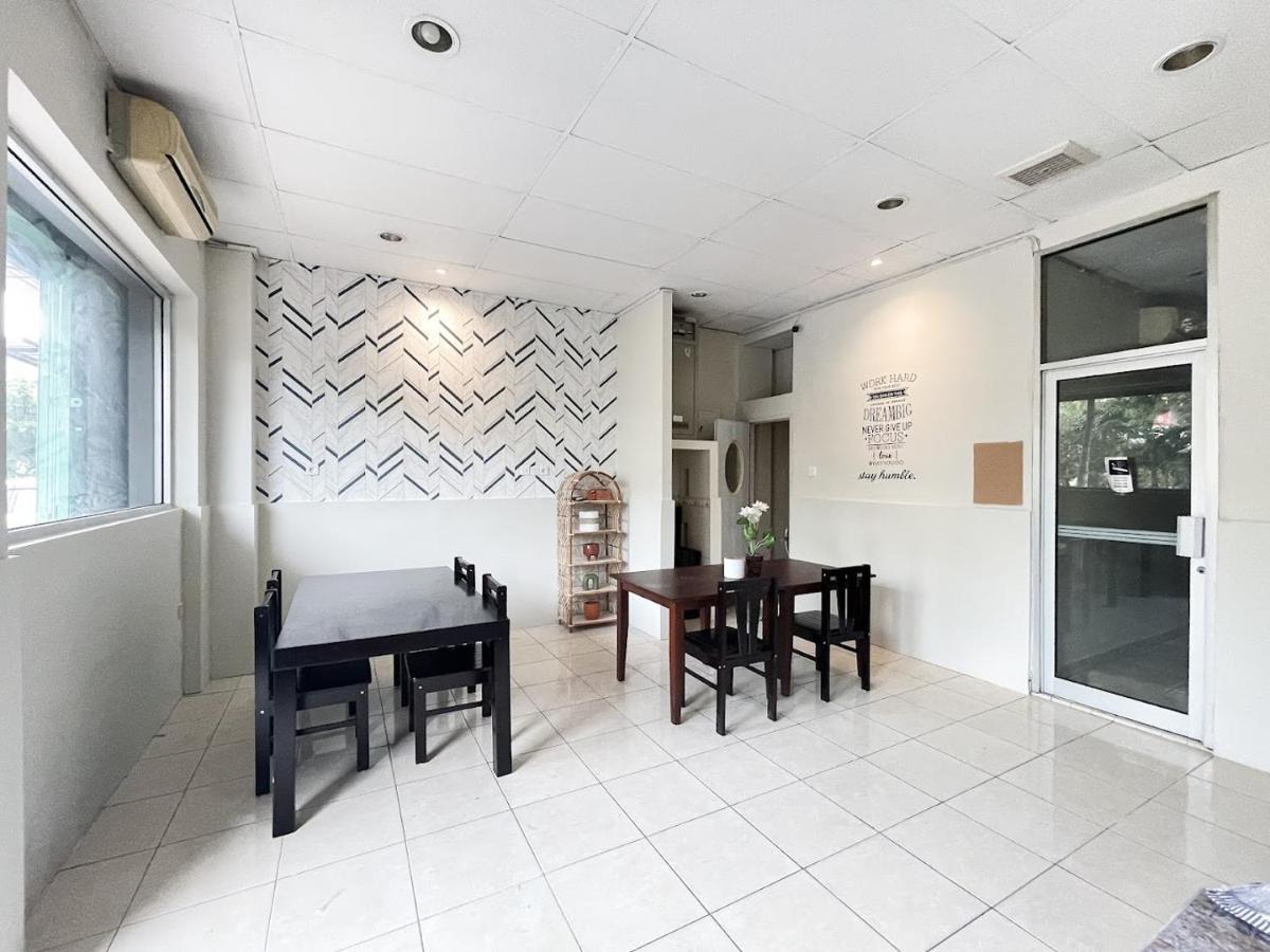 Kos Awany Coliving Albergue Yakarta Exterior foto