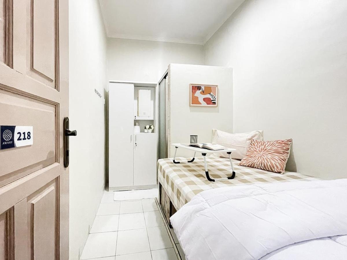 Kos Awany Coliving Albergue Yakarta Exterior foto