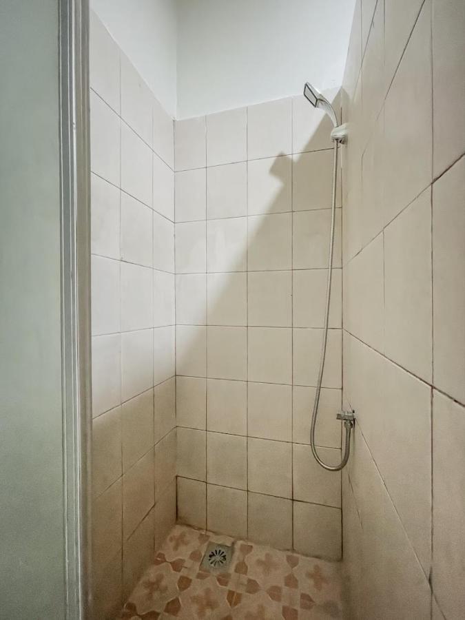 Kos Awany Coliving Albergue Yakarta Exterior foto